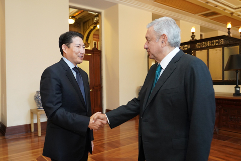 Chairman Cho Hyun-joon of Hyosung Group (left) had a meeting with President Andres Manuel Lopez Obrador of Mexico (right) recently at the Presidential Palace in Mexico City to discuss ways of cooperation between the two parties, including the ‘Rural ATM Project.’ (Photo: Business Wire)