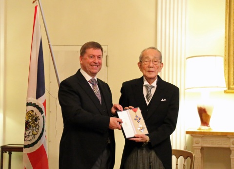 Paul Madden, the British Ambassador to Japan (left), and Kazuo Inamori (right) (c) British Embassy Tokyo (Photo: Business Wire)