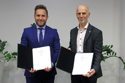 Zbigniew Leszczynski, PKN ORLEN S.A. Chief Development Officer, and Grzegorz Czul, Fluor General Manager (L to R), celebrate the PMC contract signing for the PKN ORLEN Olefins expansion project in Poland. (Photo: Business Wire)