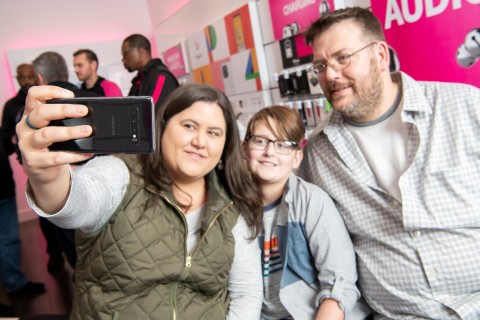 The Kotzatoskis, America's first family to get nationwide 5G, snag a selfie with the new OnePlus 7T Pro 5G McLaren in the T-Mobile store in Lititz, PA. (Photo: Business Wire)