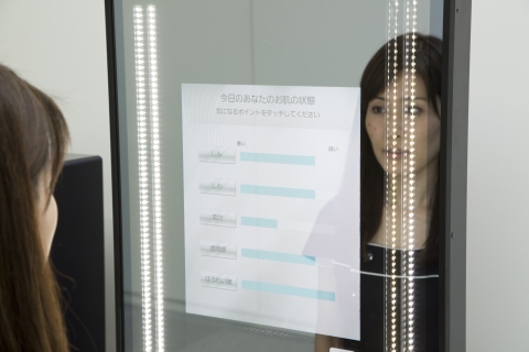 Snow Beauty Mirror (Displays the results of skin analysis covering five categories) (Photo: Business Wire)