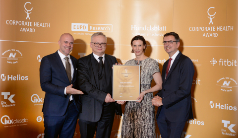 Ceremonial handover of the seal of excellence at the Corporate Health Award ceremony. From left to right: Markus A.W. Hoehner, Managing Director of EuPD Research; Dieter Schade, Vice President HR Business Partner & Service at Vetter; Petra Hagel, former Head of Vetter’s Occupational Health Management; and Pascal Gerckens, Member of the Executive Board of Handelsblatt Media Group. Image rights: EuPD/Handelsblatt