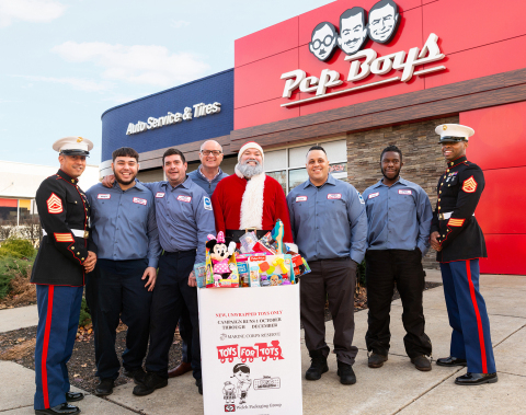 L-R: U.S.M.C. Gunnery Sergeant Xavier Rodriguez; Pep Boys employees Magin Flores, Stephen Nelson and Brian Kaner; Santa; Pep Boys Edwin Ruiz and Gregory Morris; and U.S.M.C. Staff Sergeant Matthew Everett participate recently at a Toys for Tots event at a local Pep Boys. (Photo: Business Wire)