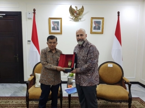 Indonesia Vice President H. E. Jusuf Kalla congratulates GCEL Co-Chairman Captain Salloum on global initiative digitizing Indonesia and its trade partners (Photo: Business Wire)