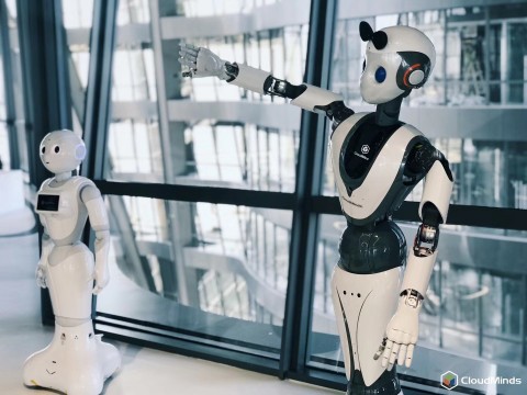 CloudMinds’ Cloud Pepper and XR-1 intelligent humanoid robots. (Photo: Business Wire)