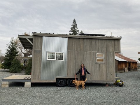 Chris Brackett, Camp Fire survivor with her Tiny House, powered by Westhaven Inc. (Photo: Business Wire)