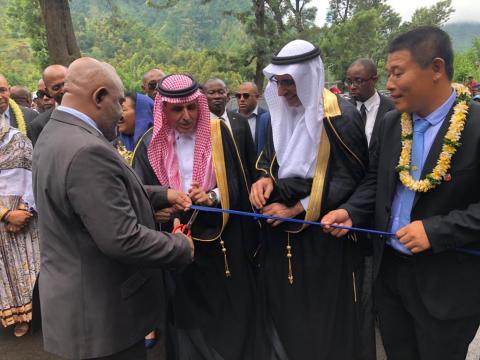 Azali Assoumani, President of the Union of the Comoros Islands cuts the ribbon to inaugurate the new road network with Dr. Hamad al Hajiri, Saudi Arabia’s Ambassador to the Comoros, and Mr. Ibrahim al Turki, Advisor to Saudi Fund for Development (SFD). (Photo : AETOSWire)