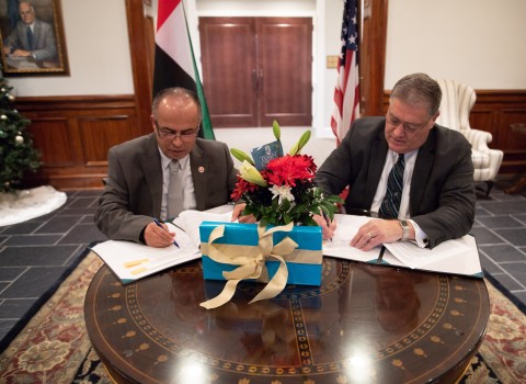 thumbnail AURAK President, Professor Hassan Hamdan Al Alkim, signs the deal with his Coastal Carolina University counterpart Professor David A. DeCenzo" (Photo - AETOSWire)