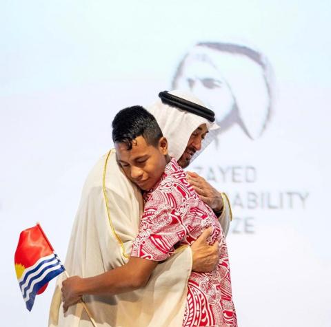 HH Sheikh Mohamed bin Zayed with a student from the Eutan Tarawa IETA Junior Secondary School (Photo: AETOSWire)
