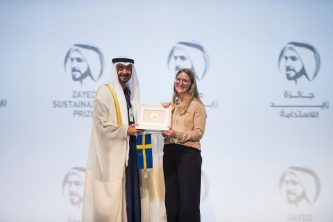HH Sheikh Mohamed Bin Zayed with the winner from GLOBHE – Sweden (Photo: AETOSWire)