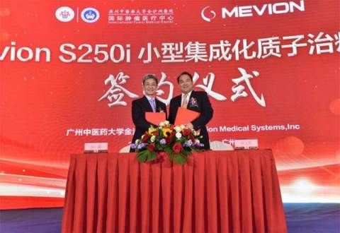 Wensheng Liu, President of Jinshazhou Hospital (right), and Lawrence Yuan Tian, Ph.D., Chairman of Mevion Medical Systems, at the purchase agreement signing ceremony. (Photo: Business Wire)
