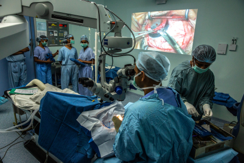 Doctors at the Tej Kohli Cornea Institute perform a conventional corneal transplant surgery (Photo: Business Wire)