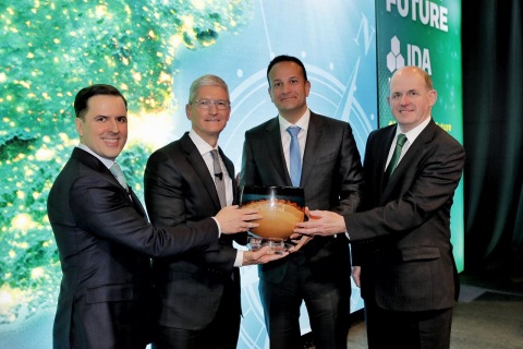 Today, Monday, January 20th in Dublin, Ireland, IDA Ireland’s ‘Special Recognition Award’ recognizing the contribution of Foreign Direct Investment (FDI) to Ireland was presented to Apple by Irish Prime Minister (Taoiseach) Leo Varadkar and accepted by Apple CEO Tim Cook at a special ‘Looking to the Future’ event in Ireland. Pictured (L-R): Martin Shanahan, CEO, IDA Ireland; Tim Cook, CEO, Apple; Taoiseach Leo Varadkar; and Frank Ryan, Chairman, IDA Ireland. (Photo: Business Wire)