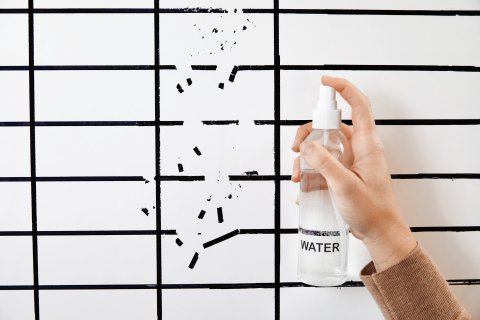 With Post-it Flex Write Surface simply use water to completely erase both dry erase and permanent markers, no chemicals needed. (Photo: Business Wire)