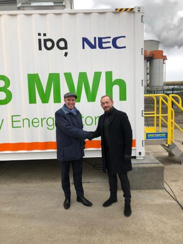 Mark Moreton (left) Sales Director, EMEA for NEC Energy Solutions and Ales Zazvorka, CEO of IBG Cesko (Photo: Business Wire)