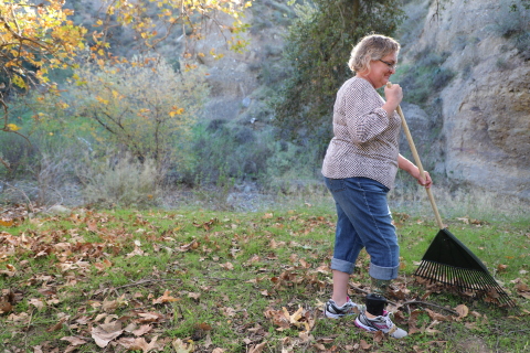 Ellen confidently walking on uneven ground and enjoying the full range of motion of her Kinnex microprocessor ankle. (Photo: Business Wire)