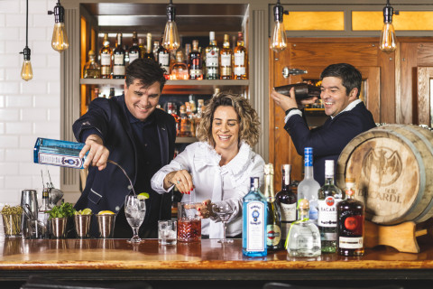 I dipendenti di Bacardi tornano al bar per intavolare conversazioni su cocktail e cultura. (Foto: Business Wire)