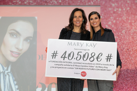 original Gema Aznar y Ana Muñoz de Dios recibiendo donacion. (Photo: Mary Kay Inc.)