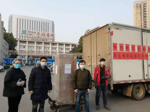 CloudMinds employees unload a robot shipment at Wuhan's Tongji Tianyou Hospital. (Photo: Business Wire)