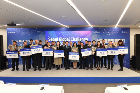 thumbnail De Seoul Global Challenge 2019-2020, gepresenteerd door de Seoul Metropolitan Government en georganiseerd door SBA om innovatieve oplossingen te vinden voor stedelijke problemen door het uitnodigen van mondiale vernieuwers, bereikte zijn hoogtepunt met de prijsuitreiking. De Challenge bracht 106 bedrijven samen van over de hele wereld die producten introduceerden in de drie categorieën van de competitie: tunnel, platform en trein. 3 teams werden uitgekozen als winnaars met de effectiefste oplossingen. Hoofdprijswinnaar Corning nam deel aan de platformcategorie met de introductie van een oplossing die gebruik maakt van zijn keramische honingraatfilters. Allswell won in de platformcategorie. Het bedrijf introduceerde een oplossing waarin zijn luchtcirculatietechnologie de luchtkwaliteit verbeterde door het bestaande ventilatiesysteem te optimaliseren en effectief fijne stofdeeltjes uit het platform te verwijderen. Han-lyuan System won de treincategorie door een oplossing te presenteren die luchtreinigers voor treinen combineert met luchtgordijnen voor treindeuren en zo kleine deeltjes verwijdert en de gezuiverde lucht in de trein houdt. (Foto: Business Wire)