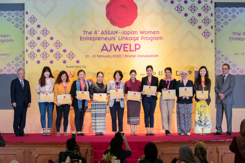 SG Fujita and Chief Executive Officer of DARe Mr. Javed Ahmad with the finalists of the 4th AJWELP (Photo: Business Wire)