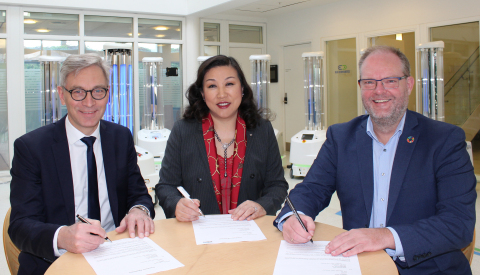 The agreement between UVD Robots and Sunay Healthcare Supply was signed Wednesday, February 19, at UVD Robots’ headquarters in Odense, Denmark by (from left) Per Juul Nielsen, Chief Executive Officer, UVD Robots ApS, Su Yan, Chief Executive Officer, Sunay Healthcare Supply, and Claus Risager, Chairman of the Board, UVD Robots ApS. The reseller agreement grants Sunay Healthcare Supply exclusive rights to supply the UVD robots (visible in background) in China. (Photo: Business Wire)