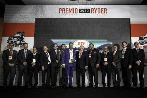 Ryder Mexico executives presenting the 2020 Service Excellence Award to one of twenty three top-performing Mexican carriers. (Photo: Business Wire)