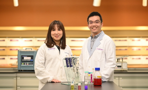Dr. Yunching Chen (left) and Tsai-Te Lu of NTHU have recently developed a new treatment for cancer. (Photo: National Tsing Hua University)