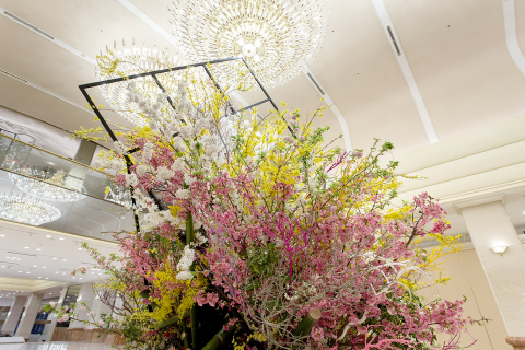 A magnificent large flower arrangement using "Sakura" cherry blossoms will be displayed in the third floor main lobby to provide guests with a ideal location to take commemorative photographs from the beginning of April. (Photo: Business Wire)