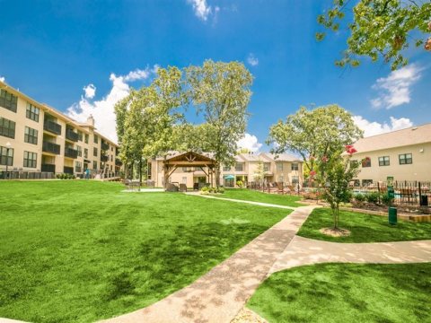 Beitel Group and The Scharf Group acquired Forest Place Apartments in Little Rock, AR (Photo: Business Wire)