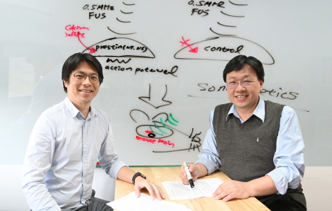A research team led by Yu-Chun Lin (left) and Chih-kuang Yeh of NTHU has expanded application of ultrasound to the treatment of Parkinson's disease. (Photo: National Tsing Hua University)