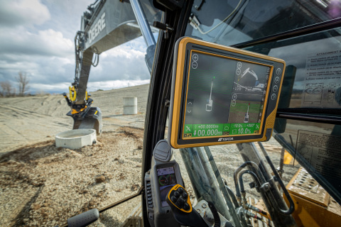 New tilt rotator functionality will allow Topcon Automatic Excavator operators to easily swivel or tilt the bucket with automatic boom control for faster and more efficient excavation. (Photo: Business Wire)