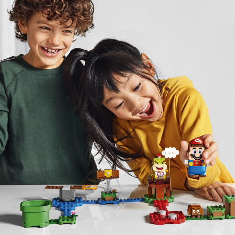 Kids playing with LEGO Super Mario (Photo: Business Wire)