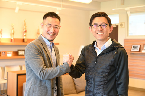 A research team led by Wu Shan-hung (left) and Liu Yi-wen of NTHU has developed an AI App for generating catchy ads. (Photo: National Tsing Hua University)