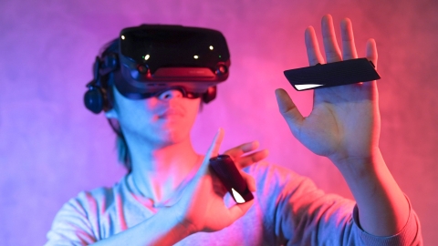 Actronika intègre la dernière génération d’haptique dans etee - la première manette VR contrôlée par les doigts et détectant le toucher, les gestes et la pression. En vente à partir du 2 avril 2020. (Photo: TG0)
