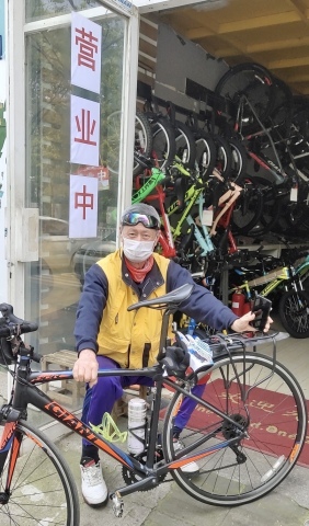 "We're open" says the bright red sign behind Wuhan bicycle store owner Mr. Fang Qianjin, signaling that the city is ready to ride again after a two-month lockdown. (Photo: Business Wire)