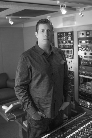 9 veces ingeniero ganador del premio Grammy Darrell Thorp y productor del sencillo "Paisajes". (Photo: Business Wire)