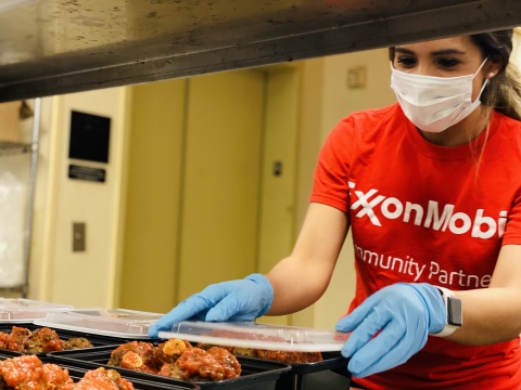 ExxonMobil staff helps prepare meals at the Texas Medical Center. (Photo: Business Wire)