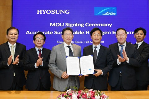 Hyosung and the Linde Group, a leading global provider of industrial gases, signed an MOU at the Hyosung headquarters in Mapo, Seoul on April 28, to invest 300 billion won until 2022 in their joint enterprise of creating a value chain that covers everything about the setup and operation of liquid hydrogen production, transport and recharging facilities. From left to right: Hyosung Vice Chairman Lee Sang-woon, Linde Korea President Kim Jeong-jin, Hyosung Chairman Cho Hyun-joon, Linde Korea Chairman Sung Baek-seok, Linde Korea Managing Director Jeong Sung-wook (Photo: Business Wire)