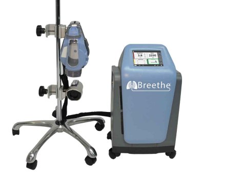Breetheシステムはかさばって重い酸素タンクや多数のワイヤーが不要な一体型酸素濃縮器により、患者の移動がさらに容易化。（写真：ビジネスワイヤ）