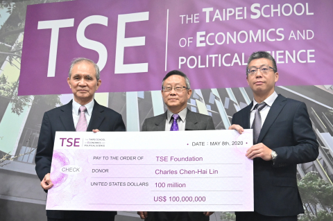At the signing ceremony, from left to right: TSE Foundation chairman Huang Huang-hsiung, NTHU president Hocheng Hong, and Pau Jar Group vice chairman Lin Chia-hung. (Photo: National Tsing Hua University)