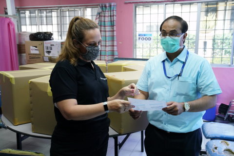 A representative from Fusionex and Batik Boutique delivering the personal protective equipment (PPE) to Dr Raymond George Varughese from Hospital Kuala Lumpur (Photo: Business Wire)