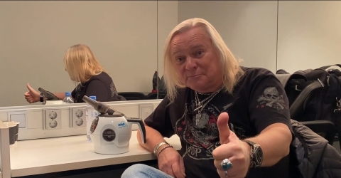 Various renown voice professionals have been using WellO2 to help with their voice problems. Among the artists is Uriah Heep’s lead singer Bernie Shaw, who has warmly endorsed WellO2. (Photo: Business Wire)