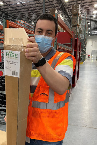 A Ryder warehouse worker follows CDC safety guidelines as he prepares to fulfill an e-commerce order for Rise Gardens from a Ryder FDA-certified facility near Dallas, where food safety is a top priority for both companies. (Photo: Business Wire)