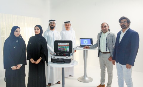 Left to right: Executive team working on the project Aryam Ahmed and Latifa Alseiari, Project director of lab Abdulla Rashidi, IHC board member Nader Al Hamadi, Lead Doctor Dr. Pramod Kumar and Dr. Mohammad Firoz Khan (Photo: AETOSWire)
