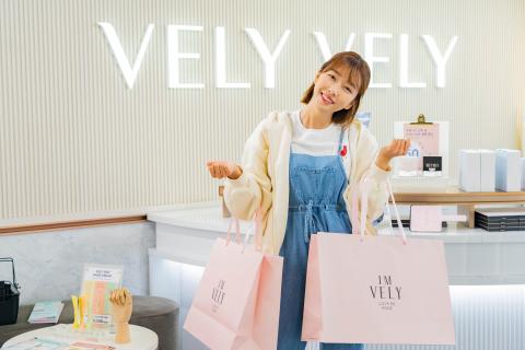 VELY VELY, a Korean cosmetics brand, is accelerating overseas market entry by inviting an Indonesian YouTube star, Sunnydahye. VELY VELY invited Sunnydahye to its offline flagship store in Seoul. Sunnydahye tested out and purchased VELY VELY’s skincare and makeup products including face mists and eye shadows and introduced the features of and directions for using the products through a review on her channel. Sunnydahye’s VELY VELY review uploaded on YouTube recorded approximately 250,000 views and received around 1,000 comments, indicating the Indonesian consumers’ high level of interest. Interlocked with the phenomenon of Hanryu (Korean Wave), the level of interest in and demand for Korean cosmetics products is increasing in Indonesia. (Photo: Business Wire)