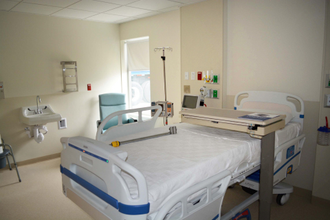 In partnership with the Maryland Department of General Services, Adventist HealthCare Fort Washington Medical Center unveils STAAT Mod new prefabricated ICU inpatient wing to care for COVID-19 and critical patients. (Photo: Business Wire)