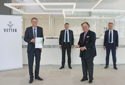 An incentive to continue to managing the company with strategic vision and innovative approaches: Honorary Senator Udo J. Vetter, Chairman of the Advisory Board and member of the owner family (front row, right), Vetter Managing Director Thomas Otto (front row, left) together with Deloitte’s representatives Christian Himmelsbach (back row, left) and Markus Seiz (back row, right) at the presentation of the Axia Best Managed Companies Award in Ravensburg. Picture source: Vetter Pharma International GmbH