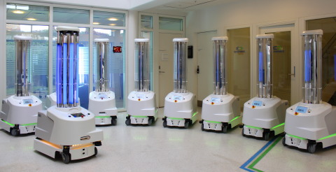 イタリアで多くの私立病院を運営しているGruppo Poloclinico AbanoのChristiano Huscher外科部長は、「UVDロボットを受け取る前は、病院の医師6人がCOVID-19に感染していました。2カ月前にロボットを消毒に使用して以来、医師、看護師、患者の間でコロナは1例も発症していません」と述べています。UVDロボットに対しては、世界中の病院だけでなく、介護施設やその他の医療機関、学校、デイケアセンターからの関心が高まっており、ショッピングモールや商業空港からの需要も高まっています。（写真：ビジネスワイヤ）