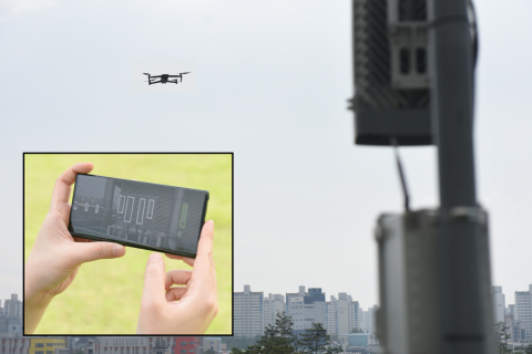 Samsung's new automated solution for measuring antenna configurations in 5G and 4G networks helps improve the efficiency and safety of site maintenance. Pictured here, a mobile device and camera-equipped drone capture photos of installed antennas, and quickly provide results. (Photo: Business Wire)